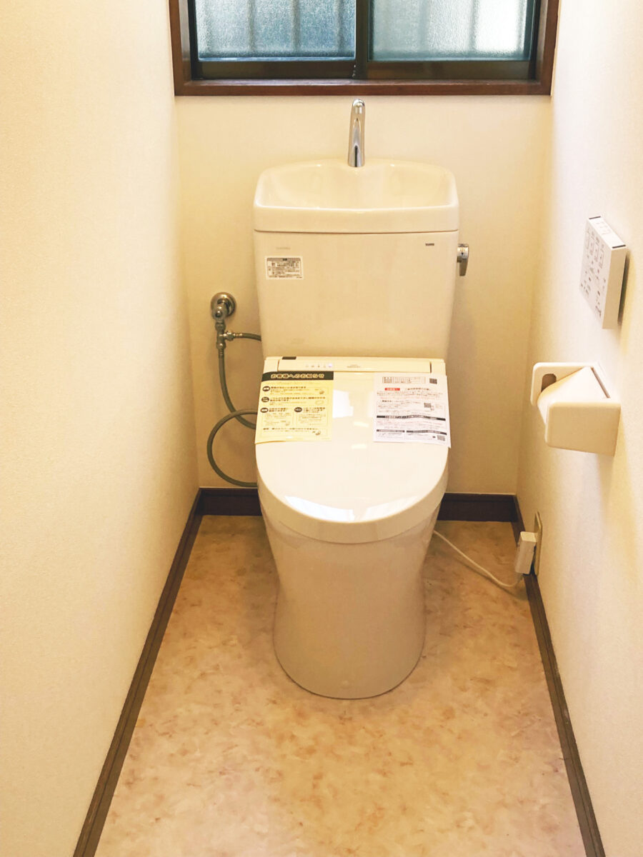節水トイレ＋内装リフォームで清潔感のあるトイレに