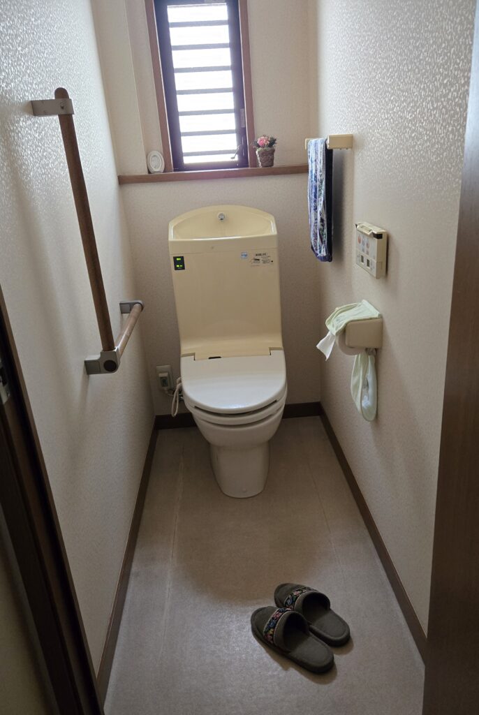 手洗い付きのトイレを交換します。
床の黒ずみも気になるとのことでした。