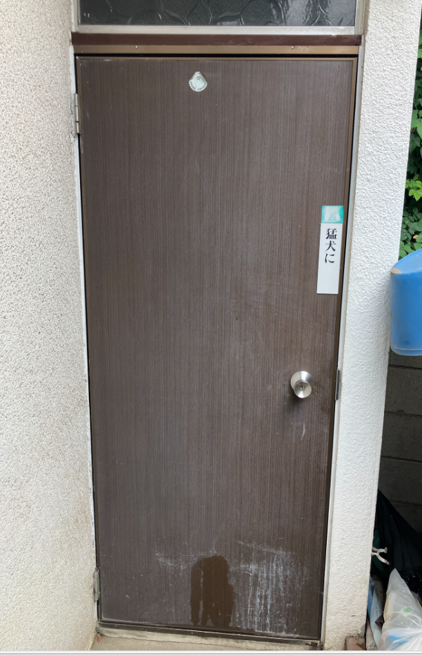 既存の玄関の枠材を残し、そこに新しい玄関ドアを取り付けます。