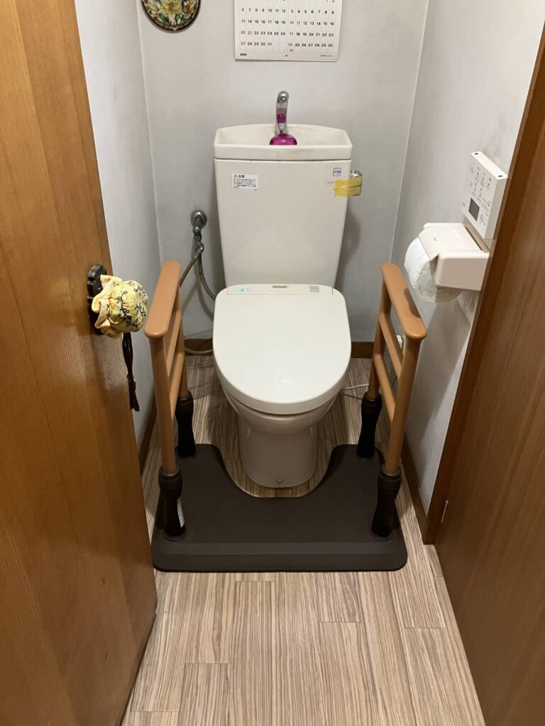 ロータンクから水漏れがあったため、本体とウォシュレットを交換します。
床、壁はそのままなので時間も短時間で行います。
