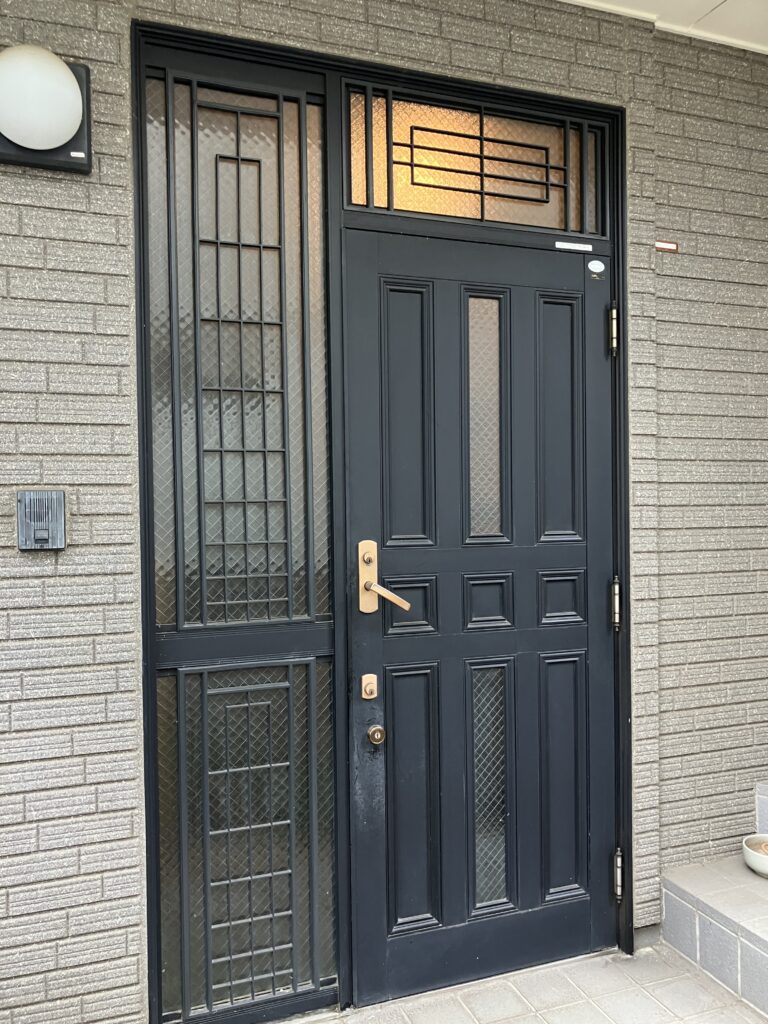 玄関ドアのレバーが開け閉め出来ますが、故障しています。
明かり取りの袖ガラス、ランマが大きくとってあります。