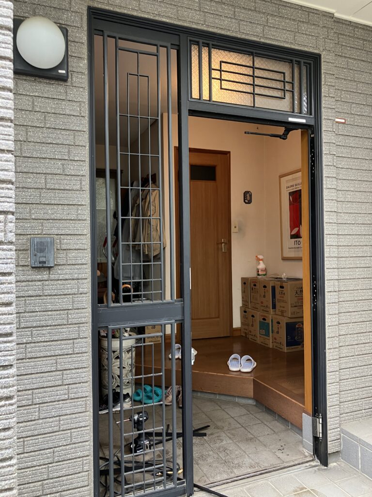 ドアを外し、枠を入れ替えていきます。