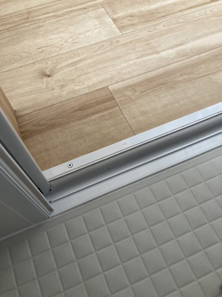 段差がなくなり、安心です。
きれいサーモフロアの床もヒヤッと感がなくお掃除も楽です。