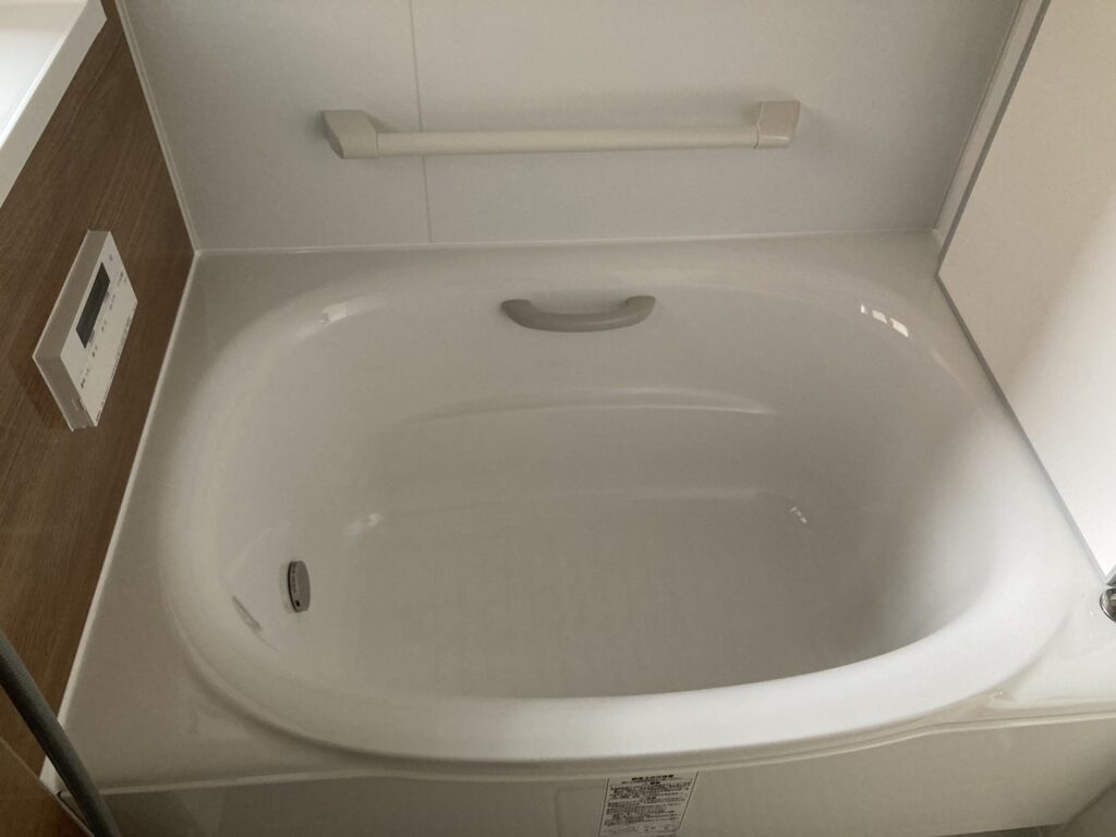 手すりも付け、保温性の高い湯船です。