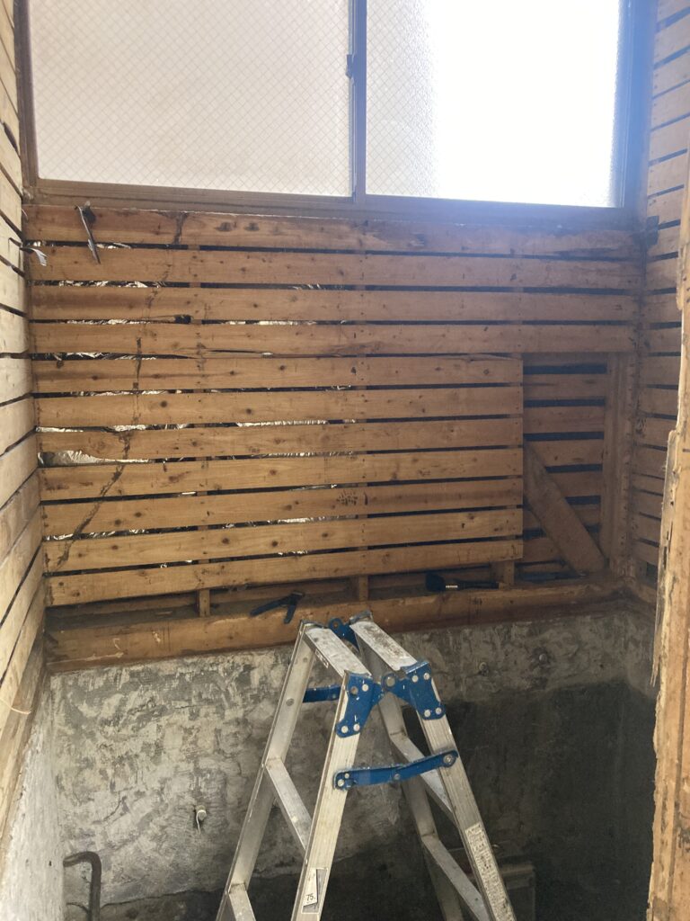 お客様と一緒にショールームに行き仕様を決めリフォームが始まりました😊
1日目　浴室の解体工事
2日目　土間コンクリート
3日目　設備配管工事・サッシ取付け
4日目　下地工事
5日目　養生日
6日目　ユニットバス取付け
7日目　電気工事・枠材取付（この日から新しいお風呂が使えます