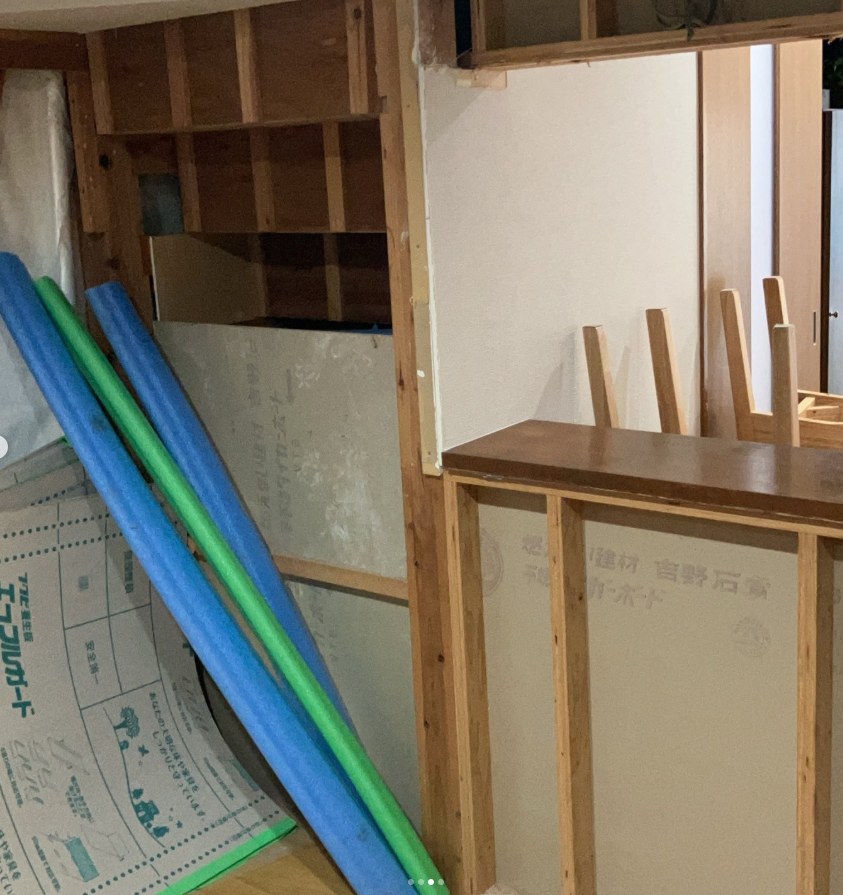 古いキッチンを撤去し、下地を整えます。