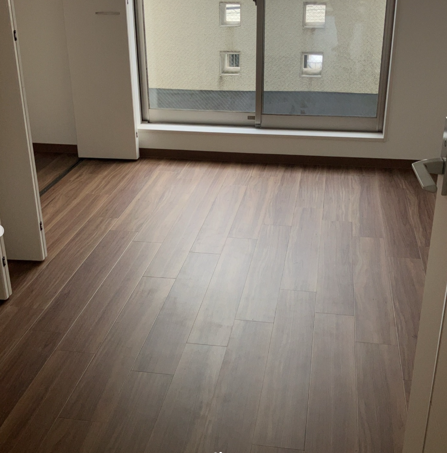 東京都北区　クロス張り替え　ウッドフロア貼り　進行中です。