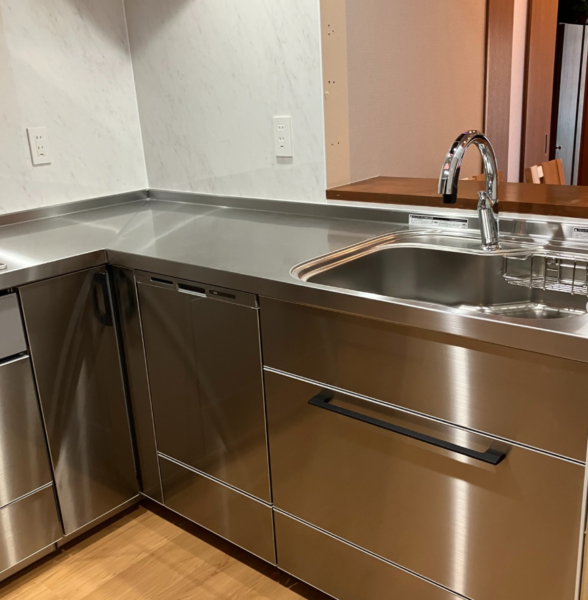 クリーンなステンレスキッチンへ　洗エールレンジフードも採用