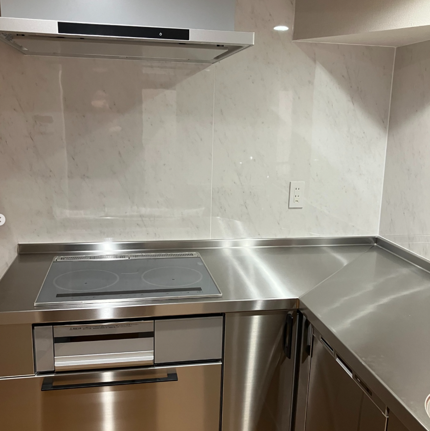 ガスコンロをIHにしました。
レンジフードは、自動で洗浄してくれる洗エールレンジフードです。