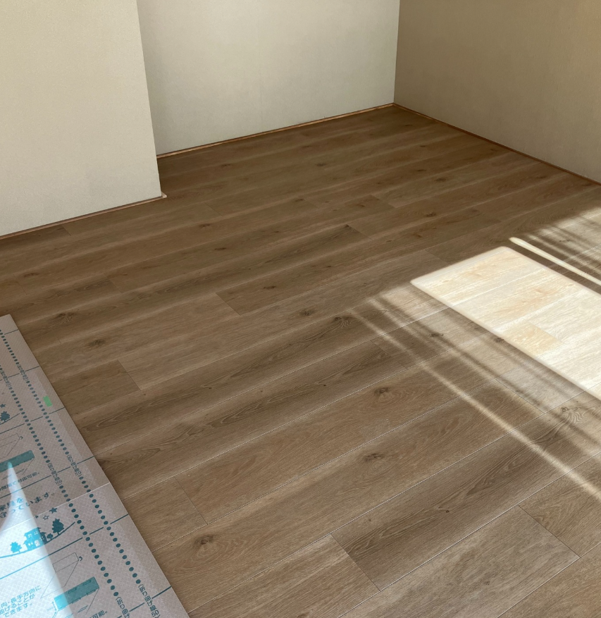 畳からフロアタイル貼り　塗装工事　進行中です。