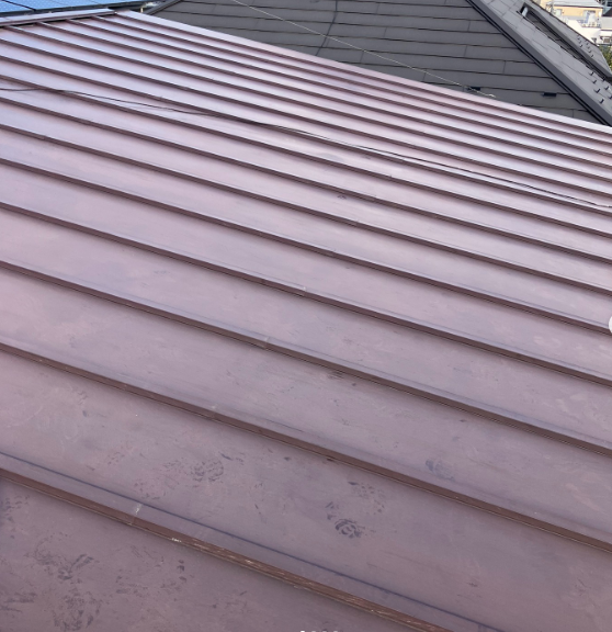 数年前に塗装をしていたので、状態は悪くありませんが、軒先の塗膜が剥がれていたため、塗装していきます。