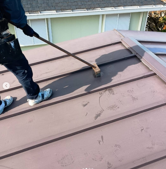 塗装面のサビ、汚れ、劣化した塗膜などを除去していきます。