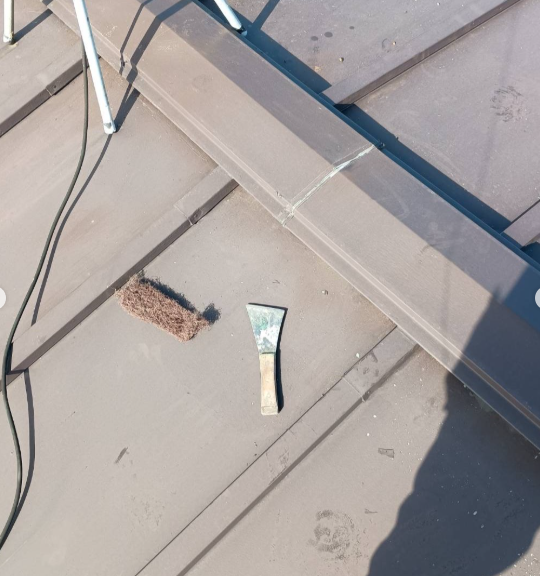 下地処理作業を行い、新しい塗料が密着するように丁寧に仕事をしていきます。