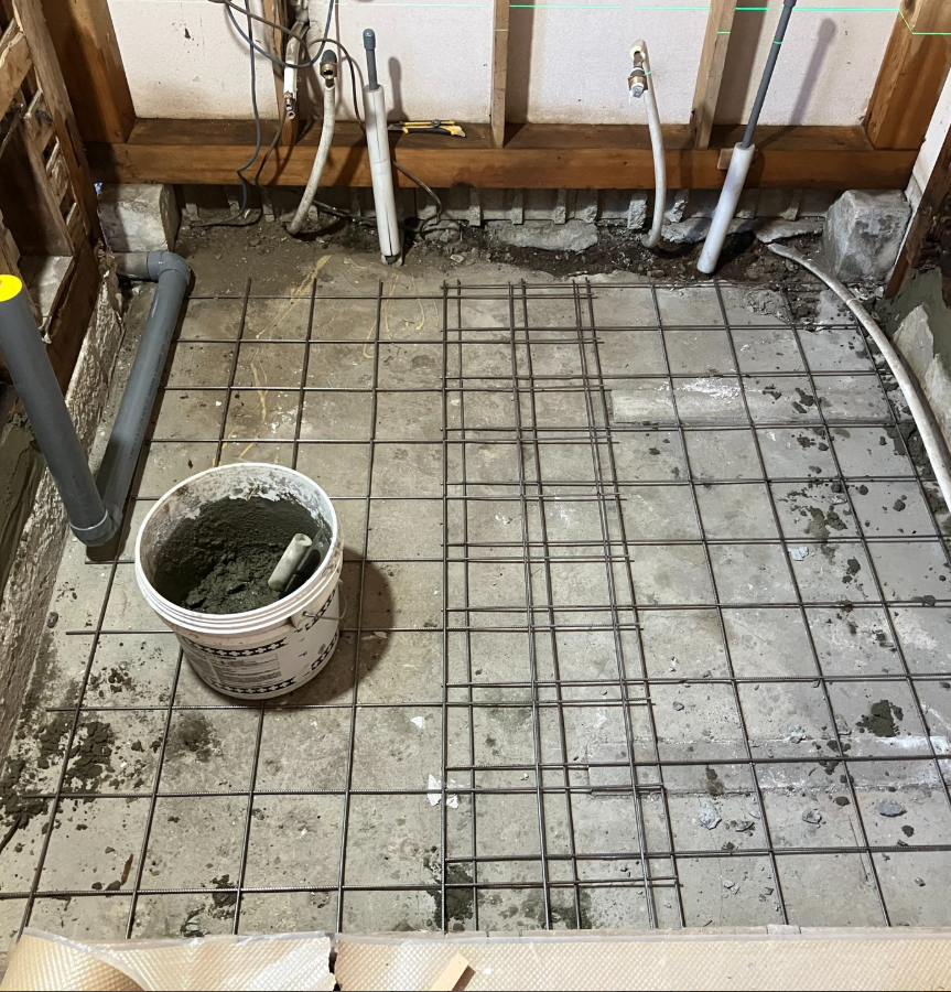 浴室を壊したところ、腐っていたのでしっかりと土台を作ります。
土台に防腐剤・補修をして土間コンクリートを打ちます。