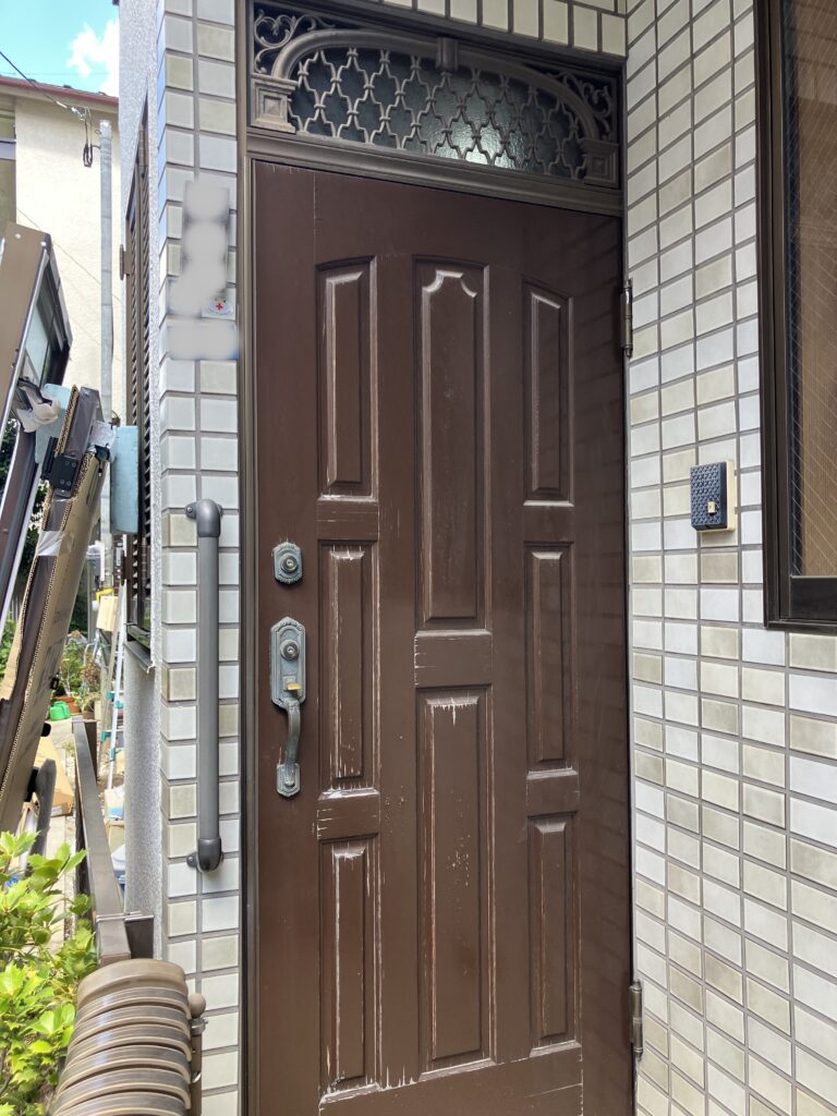 採光も少なく、開け閉めがスムーズではなかったので、交換します。