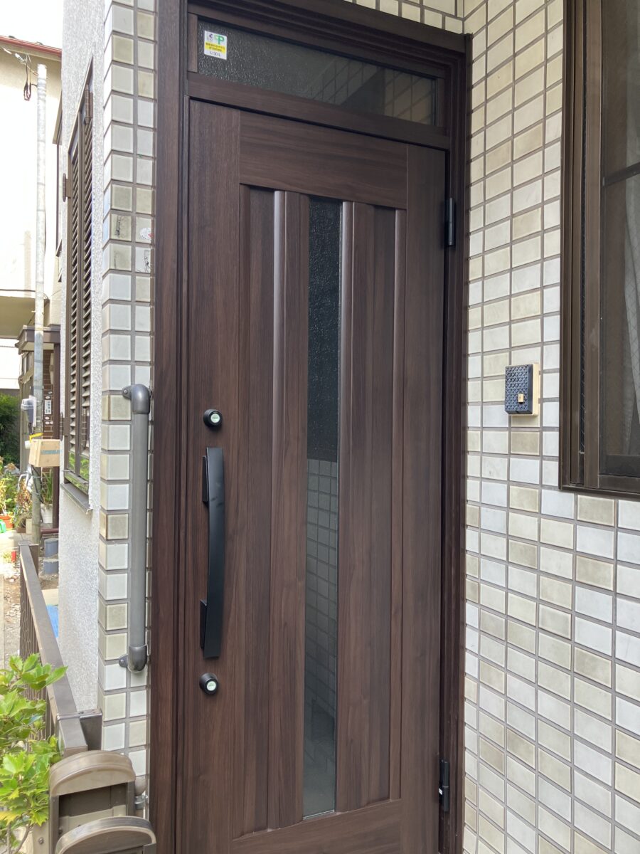 採光できるデザインの玄関ドアへ