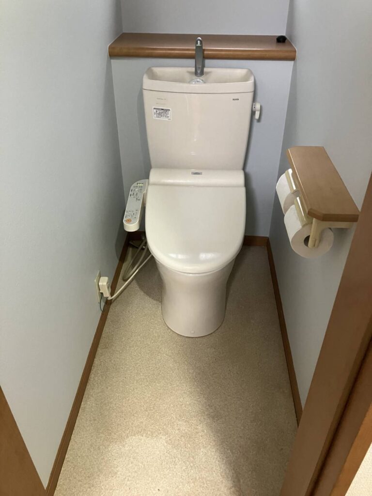 水の流れが悪かった為、トイレを交換します。