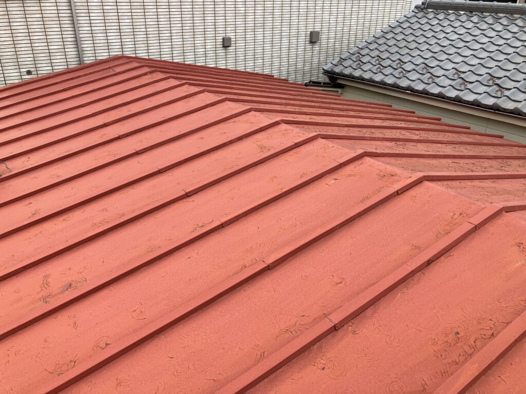 何度が塗装はしていたのですが、塗膜が剥がれ、雨漏りもあるのでこれ以上は塗装のみで済まない為、屋根を葺き替えます。