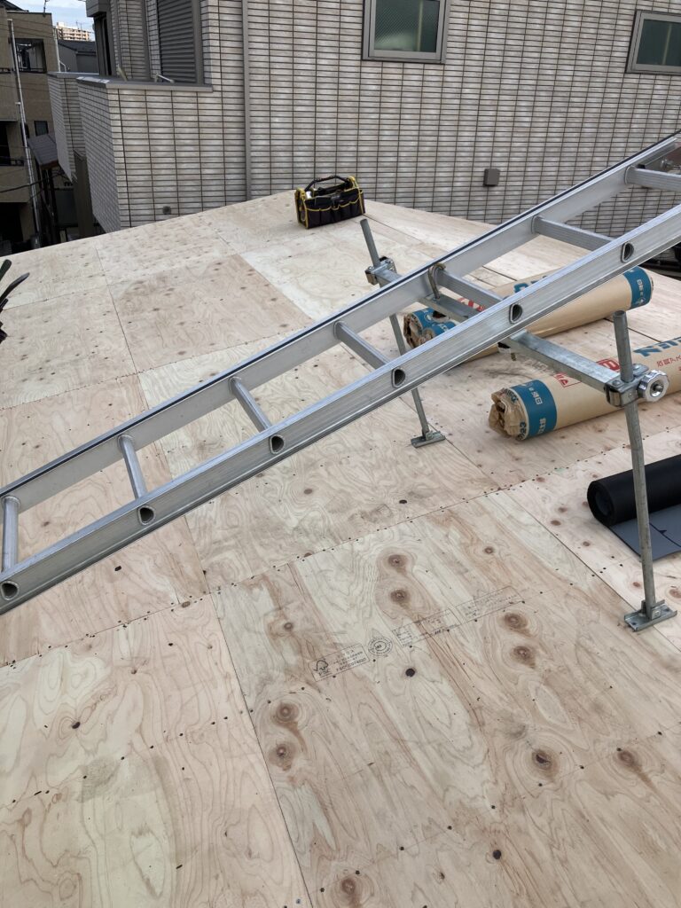 屋根下地に合板を施工しました。
